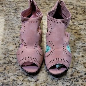 Lucky Top sz 4 pink zip up sandles